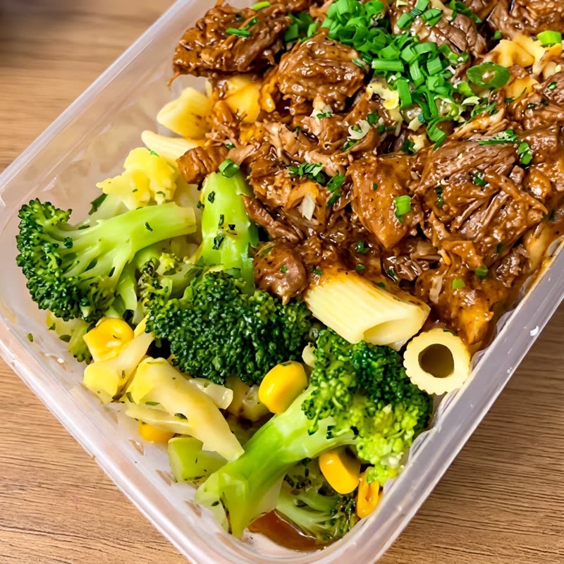 Marmita de carne desfiada com macarrão, brócolis e milho