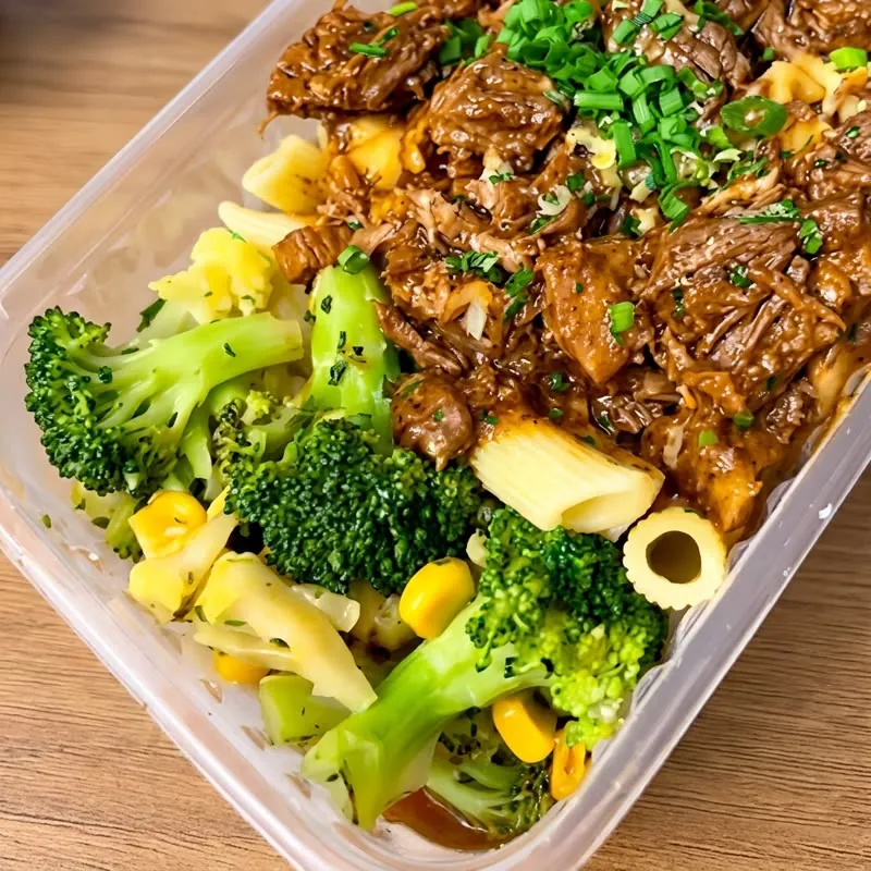 Marmita completa com carne desfiada, macarrão, brócolis e milho