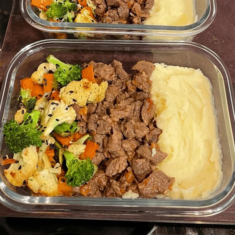 Marmita de carne com purê de batata e legumes assados