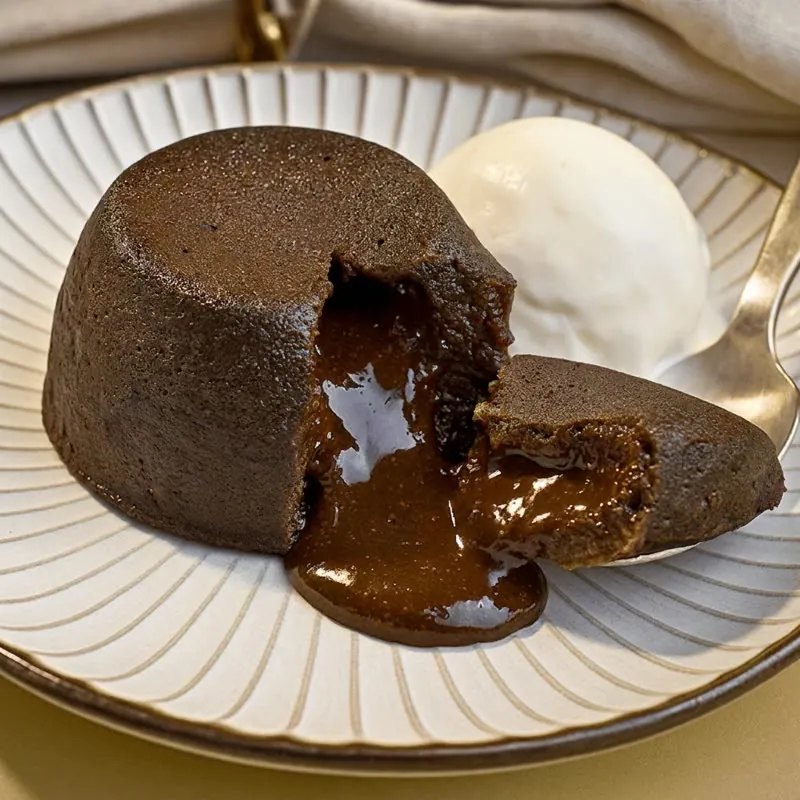 Petit gâteau de chocolate servido com sorvete
