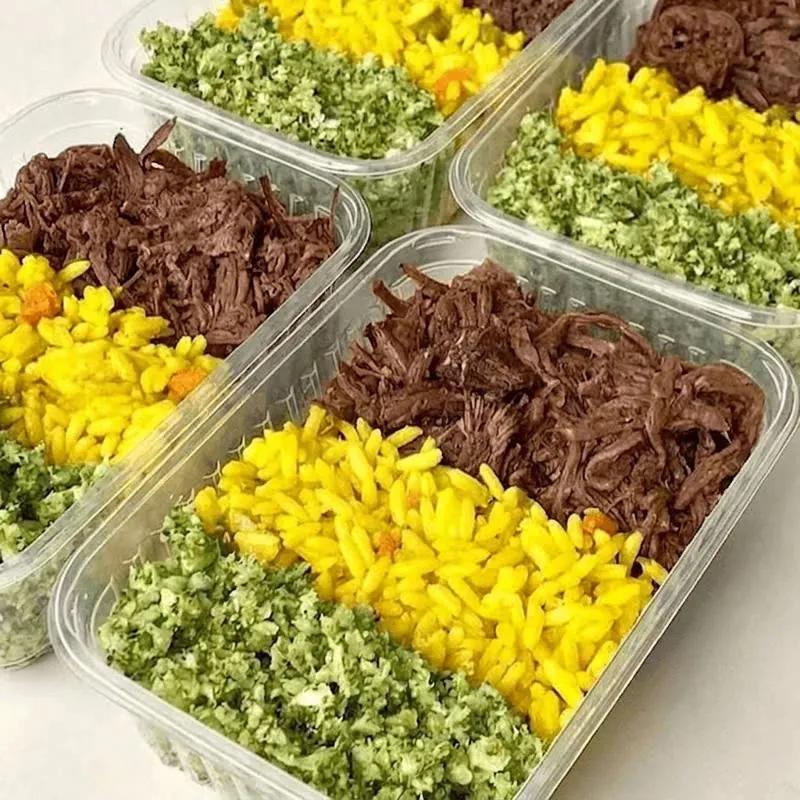 Marmitas com carne desfiada, arroz temperado e brócolis
