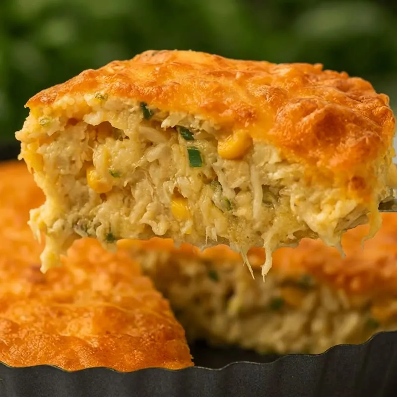 Torta cremosa de frango com milho